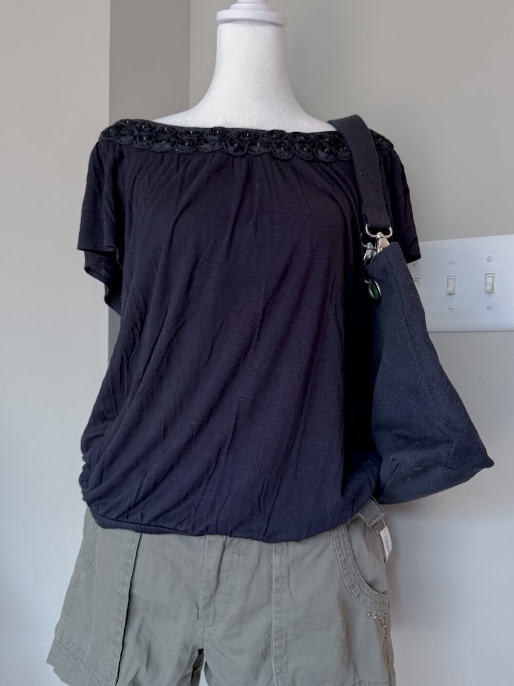 ELLE Vintage Black Short Sleeve Peasant Blouse w/ Flower Accents - Size M
